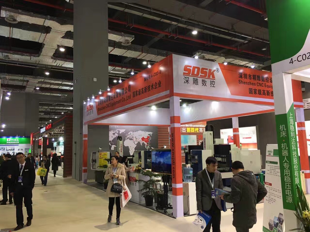 深圳精雕參加上海國際機(jī)床展會(huì)取得圓滿成功。展會(huì)上，公司主營機(jī)器，玻璃精雕機(jī)，大型精雕機(jī)，從外觀尺寸來講得到許多客戶的贊譽(yù)和認(rèn)可。